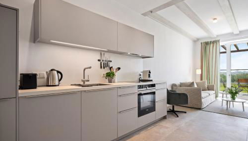 GUT KLETKAMP "Mühlenhof 3" - Ruhige Ferienwohnung mit 2 Schlafzimmern I Terrasse mit See- & Naturblick I Gemeinschaftsgarten I 15 Min zur Ostsee I Küche I Parkplatz I Waschmaschine I WLAN - Foto 4, stove