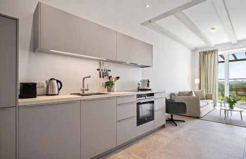 GUT KLETKAMP "Mühlenhof 3" - Ruhige Ferienwohnung mit 2 Schlafzimmern I Terrasse mit See- & Naturblick I Gemeinschaftsgarten I 15 Min zur Ostsee I Küche I Parkplatz I Waschmaschine I WLAN - Foto 4