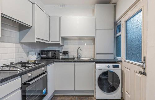 4 Bedroom House in Eccles, Trafford, Manchester - Sleeps 10 - 3 Double Beds - 4 Single Beds - FREE PARKING, Garden & Fast Fibre Wi-Fi - Close to Trafford Centre, MediaCityUK, Salford Quays, and both Old Trafford stadiums - Foto 20