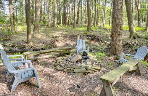 Explore the Poconos! Cozy Creekside Cabin with Patio - Foto 35