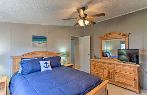 Lakefront Retreat with Pier, Bar Hut and Fireplace! - Foto 17