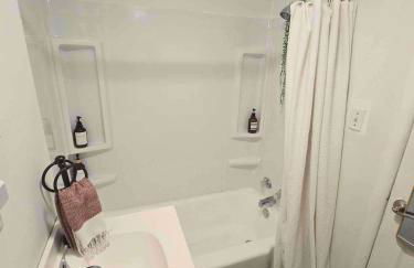 Jungle House Columbus Downtown Free Parking Sleeps 6 - Steps to Convention Center & Nationwide Arena - 1BR Short North Luxury Home - Over 5,800 Five Star Stays - Foto 30