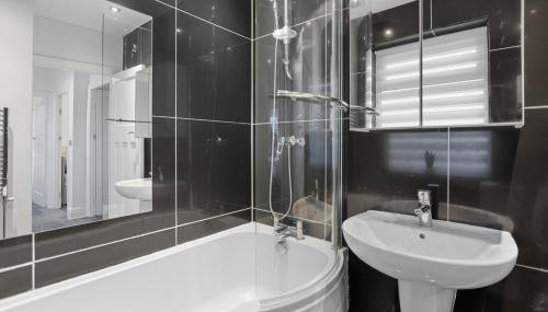 Lovely 4b Stay- Ideal for Contractors & Families - Foto 5, Shower