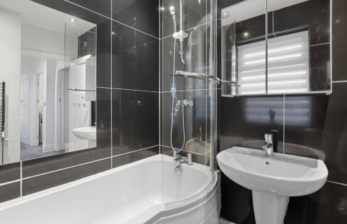 Lovely 4b Stay- Ideal for Contractors & Families - Photo 5