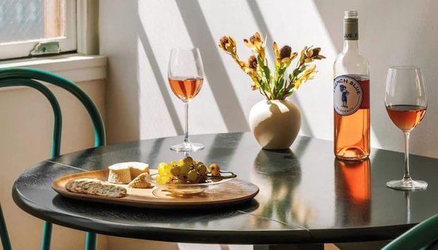 Stylish NOLA condos at 925 Common St - Foto 4, Servicio de comidas en la habitación