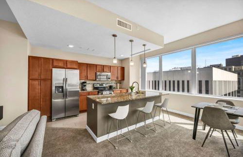 21st Floor Penthouse | Amazing Views of Downtown! - Photo 3