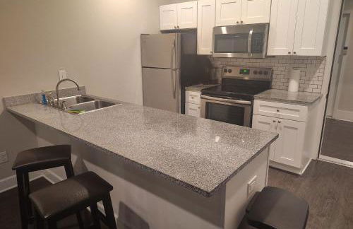 Relax and Explore Poolside Stay Near Local Spots - Foto 25