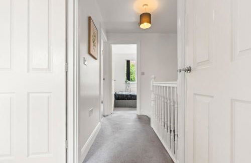 Spacious 3-Bed Home, Parking, Garden, Sleeps 7 - Foto 24