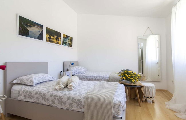 Deluxe Villa in Šibenik near Lake - Photo 5