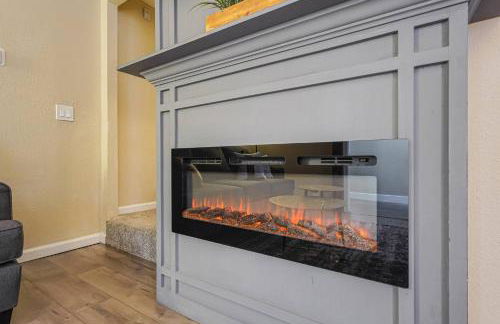 Downtown Launchpad for Urban Explorers | Fireplace - Foto 2