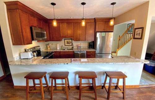 O8 Renovated Forest Cottage Townhome with great Mt Washington views fast wifi Walk to skiing - Foto 60