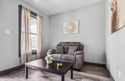 THE 1023 With Private Yard & Parking, Near Falls & Casino by Niagara Hospitality - Foto 24