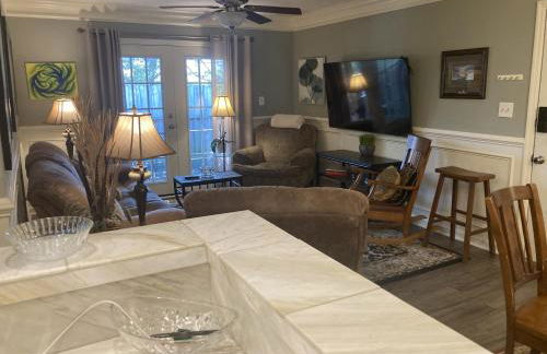 Classic City 3 bedroom 2 bath condo with deck close to UGA, Five Points, and Memorial Park in Athens - Photo 6