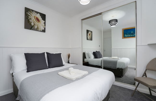 2-bed Flat, Wishaw, Free Parking, Family-friendly - Photo 6