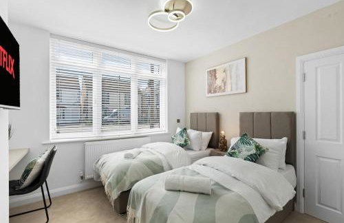 Luxury 4-Bed Family & Group Home-King or Twin Beds-Driveway, Garden-Near Gatwick - Foto 18