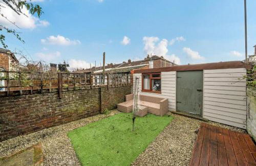 Selby House - Large 3 Bed Victorian Property in Portsmouth - Sleeps 5 - Photo 13