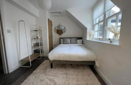 Sterling Stylish 2 bedroom Central Modern Apartment - Photo 5