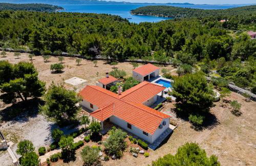Luxury Villa Nature with heated private pool, sauna & fire pit, a short walk to the beach - Photo 28