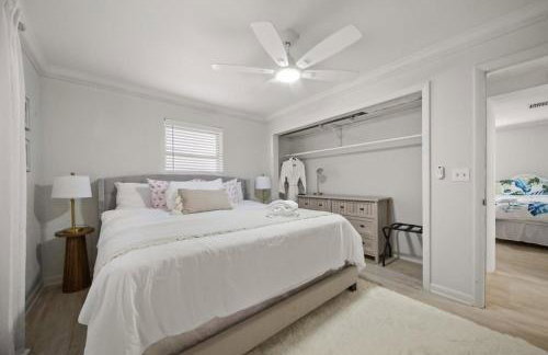 Tropical PoolHome Walk to Shops Near Beach - Foto 59