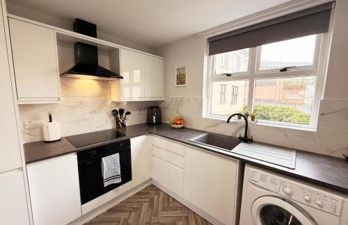 2BR City Centre Apartment By Travel Lets Short Term Rental Agency Derry With Free WiFi - Foto 7