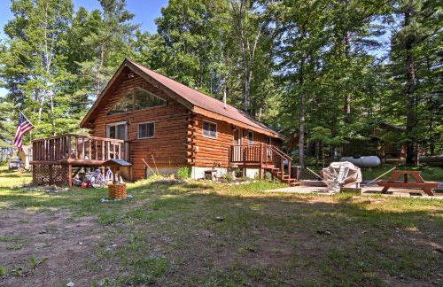 Cozy Manistique Cabin with Deck, Grill and Fire Pit! - Foto 1
