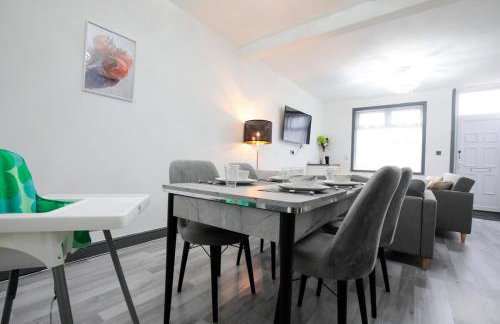 Dixon House, Sleeps 6, Free Parking, Long or Short Stays - by NMB Property - Photo 7