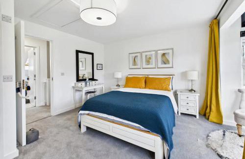 3 bed modern townhouse with self check in, sleeps 6, 35mins direct train to London Waterloo, zone 6 - Photo 2