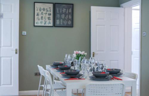 Spacious 4 Bedroom House with Parking - Foto 8