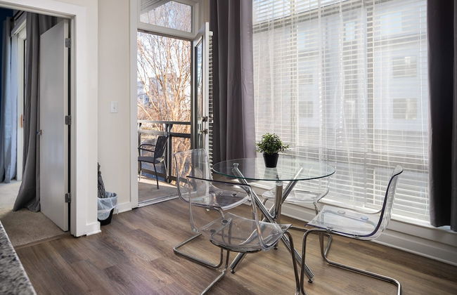 Spacious 2BD With Private Balcony and Free Parking - Foto 23