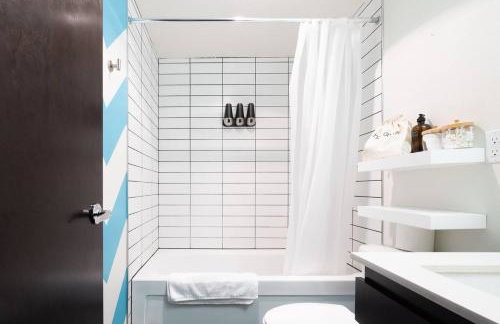 Stylish Urban Loft wFloating Stairs&Fireplace - Foto 41