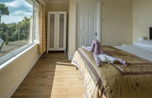 Coastal retreat with stunning sea views - Photo 17