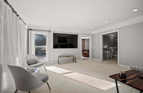 Hobbs Mill Ski Lodge Theater Games Dogs OK - Photo 3