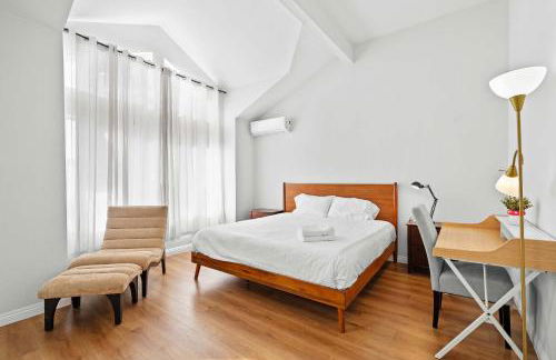 Stylish Home w Full Kitchen Garage Backyard - Foto 19