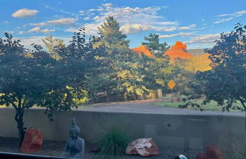 Sedona Uptown Gem!Large yard w grass and shade trees! Views!! NEW! BARREL SAUNA!!! Close to trails, walk to Uptown Sedona, restaurants and shopping - Foto 10