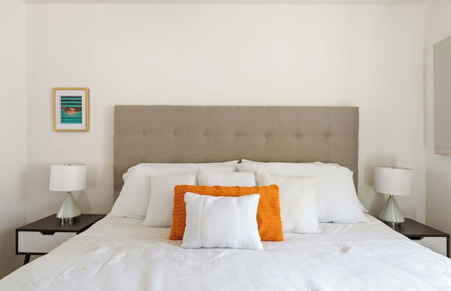 Experience Modern Luxury at Desert Hideaway - Foto 9