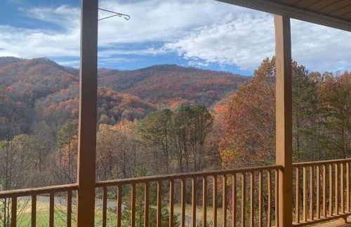 Condo with Stunning Mountain and 6th Green views near Harrahs Cherokee Bryson City - Foto 2