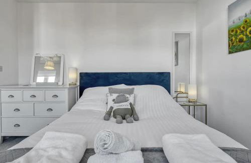 Modern Manchester House with Airport Links - Pass the Keys - Photo 13