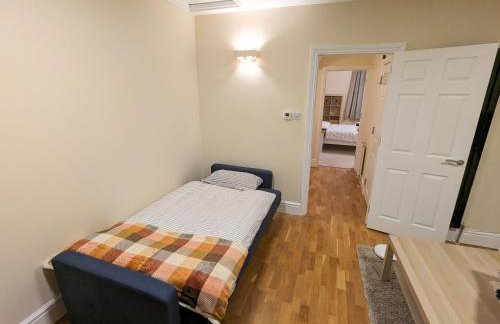 Guildford Station with Parking - Photo 13