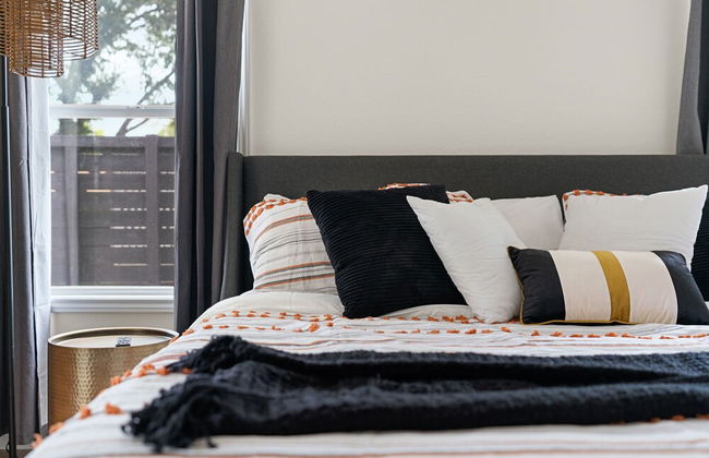 High End Home w Pool Hot Tub Gameroom - Photo 39