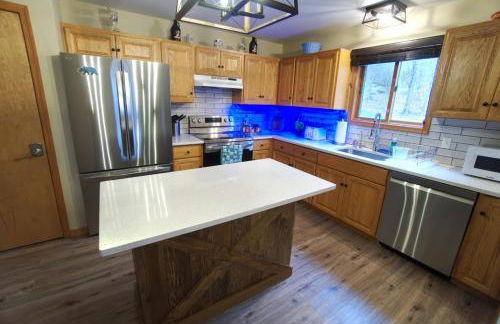 Serenity Falls - Stylish 4Bdr Mountain Retreat, Hot Tub, Pool - Foto 11