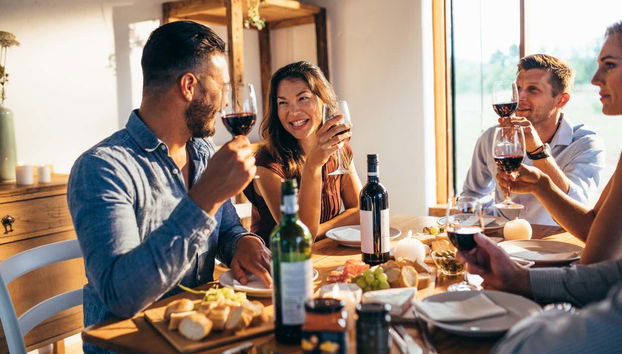 Tomando un delicioso almuerzo en una bodega