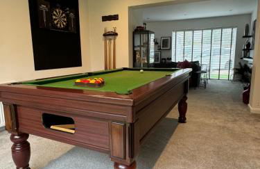 Very Large 5 Bed House Higham Ferrers family and contractors king beds Sky TV Pool Table Gym - Foto 2