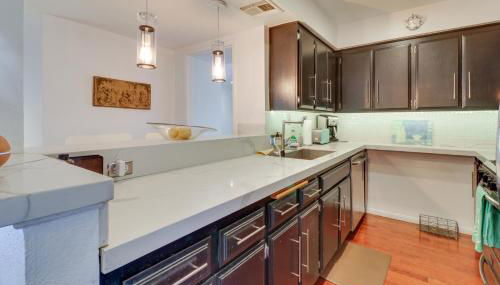 Granada Hills Condo with Community Pool and Workspace - Foto 5