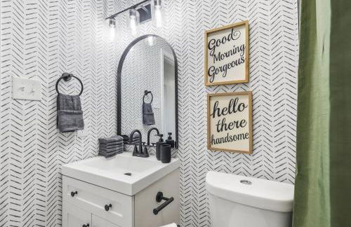 1BD 1BA Stylish Arlington Home w Backyard - Foto 5