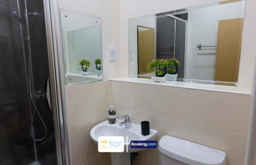 Large 2 Bedroom Apartment By The One Retreats Short Lets & Serviced Accommodation Horley Close To Gatwick Airport - Foto 58