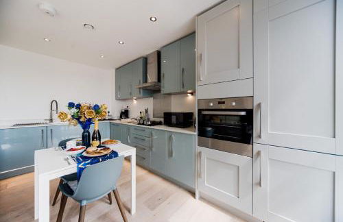 Step Free 2 Bed 2 bath Oasis FlatIClose to David Lloyd Gym with Fully Equipped Kitchen& Parking in DartfordIMins from station and 45 mins into Central London - Photo 25