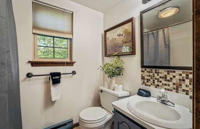 Sky View Chalet by Avantstay Stunning Interior, Spacious Deck, Hot Tub, & View - Photo 21