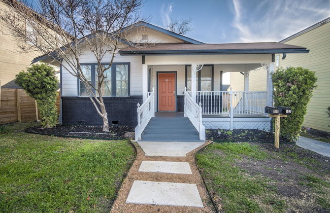 Downtown Remodeled Cozy 2br/1ba Home Sleeps 8 - Photo 28