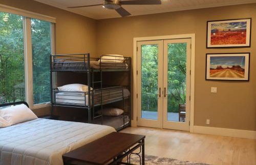 25-Bed, Amenity-Rich Estate in a Private Forest - Foto 31