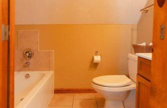 Cheerful Two Bdrm Cabin with Hot Tub & Pet Friendly - Foto 24